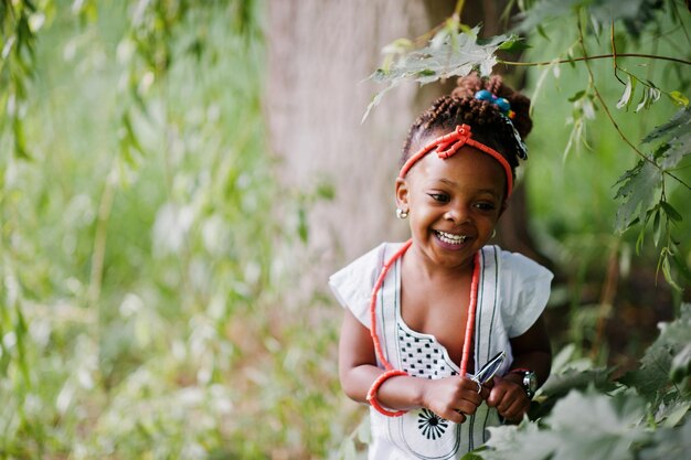 Verbazend mooi Afrikaans Amerikaans babymeisje met zonnebril die pret hebben