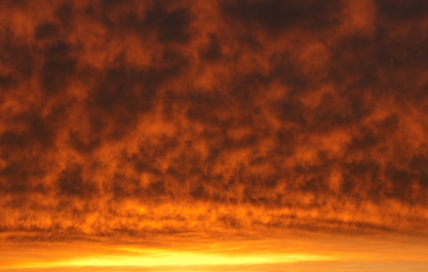 Verbazend oranje hemel bij zonsondergang