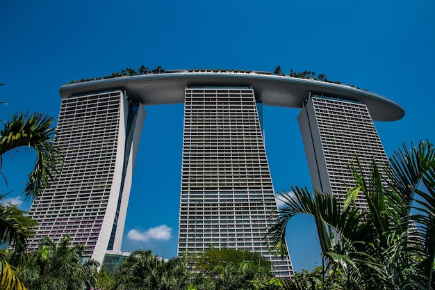 Verbazingwekkende lage hoekopname van de Marina Bay Sands in Singapore