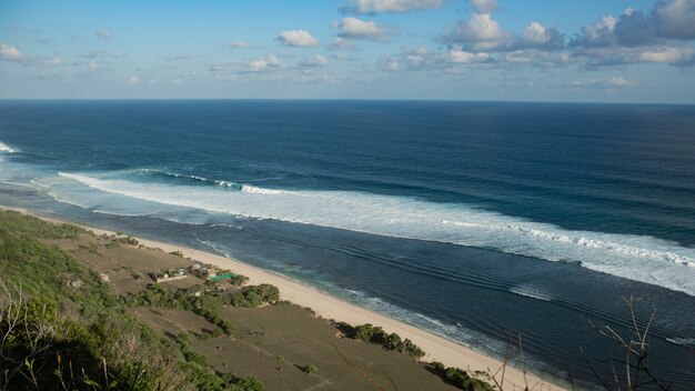 Verbazingwekkende landschappen. Uitzicht op de oceaan vanaf de klif. Bali. Indonesië.