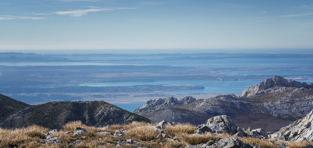 Gratis foto verbazingwekkende panoramische opname van de adriatische zee, genomen vanaf de berg velebit in kroatië