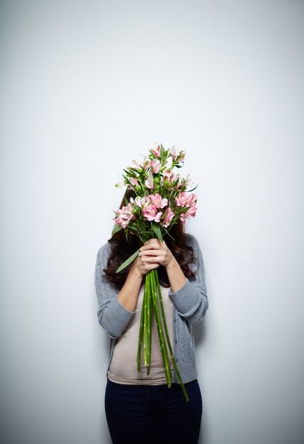 Verbergen van de vrouw achter bloemen