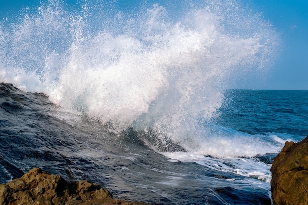 Verbluffend schot van gekke krachtige zeegolven die de rotsformaties beuken