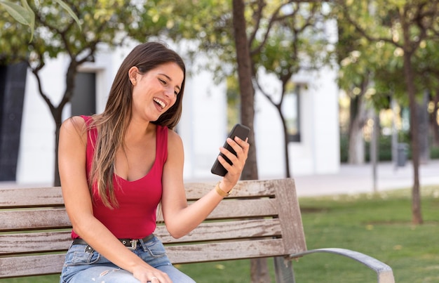 Verbluffende jonge vrouw videobellen