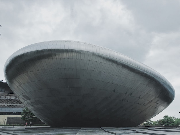 Verbluffende opname van een grote metalen brutalistische architectuur