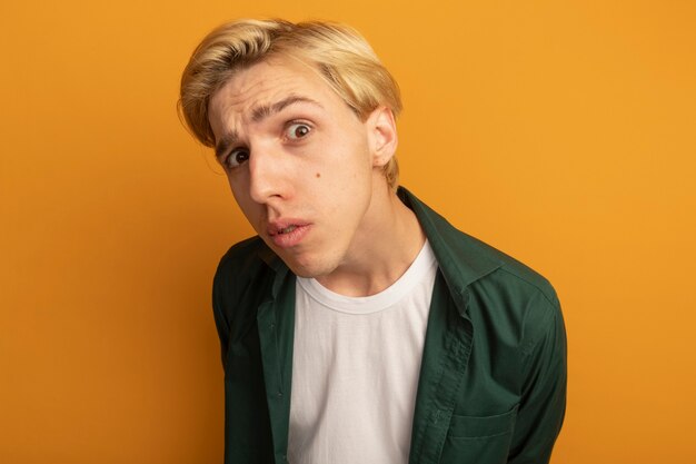 Verdachte jonge blonde man met een groene t-shirt