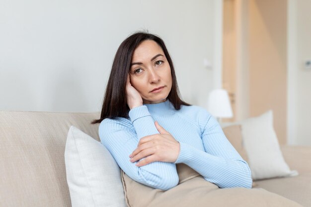 Verdrietig depressief moe eenzaam gescheiden zieke moeder aziatische vrouw zich onwel voelen ongezond lijden aan midlifecrisis op sociale afstand op slot