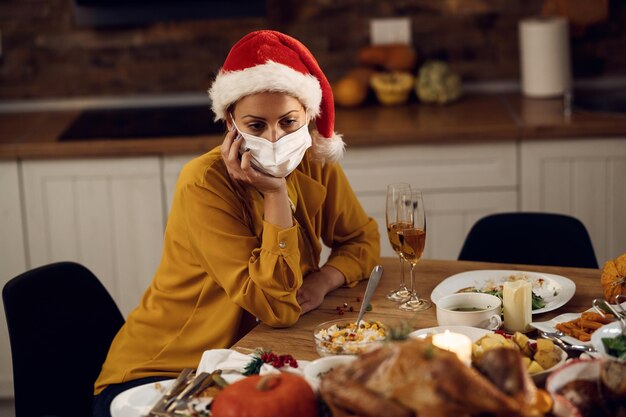 Verdrietig en eenzaam tijdens kerstavondmaaltijd als gevolg van een pandemie van het coronavirus