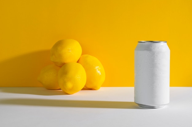 Gratis foto verfrissend drankje met citroenarrangement