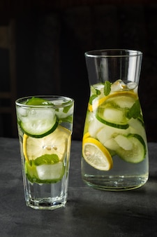 Verfrissend zomerdrankje met citroen, verse komkommer en munt