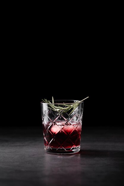 Verfrissende cocktail in glazen kopie ruimte