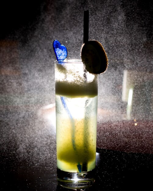 Verfrissende cocktail versierd met kiwi