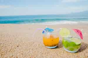 Gratis foto verfrissende drankjes op het strand