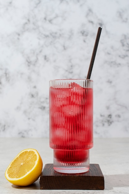 Gratis foto verfrissende hibiscus-ijsthee in doorzichtige glazen container