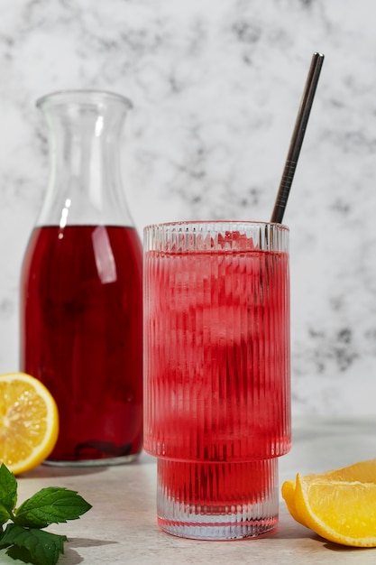 Gratis foto verfrissende hibiscus-ijsthee in doorzichtige glazen container