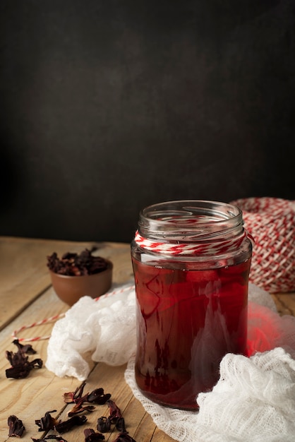 Gratis foto verfrissende hibiscus-ijsthee in doorzichtige glazen container