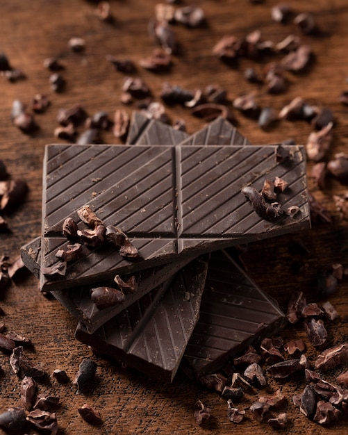 Vergrote weergave van heerlijke chocolade op houten tafel