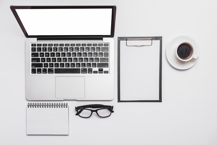 Gratis Foto verhoogde mening van bureau en open laptop en koffiekop
