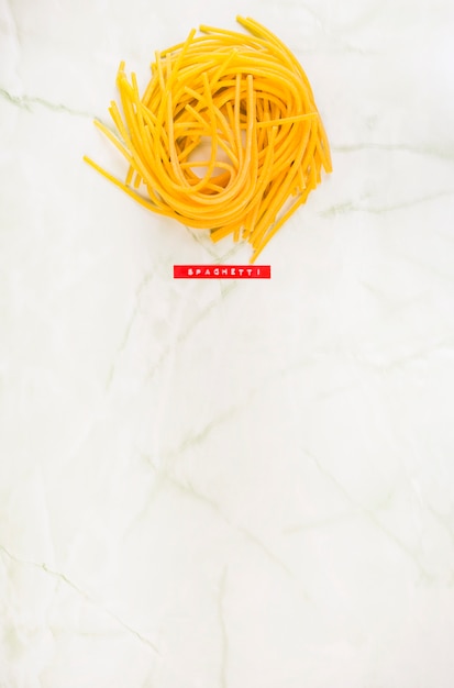 Verhoogde mening van spaghetti op marmer