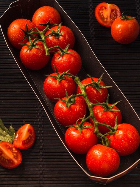 Verhoogde mening van verse rode tomaten in dienblad