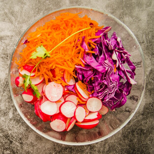 Verhoogde mening van verse salade in kom
