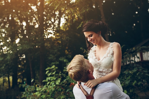 Verhoogde vrouw op zoek in de ogen van haar echtgenoot