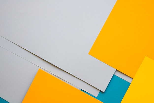 Verhoogde weergave van multi gekleurde kartonnen papieren