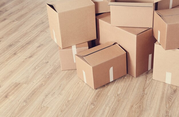 Verhuizen naar huis met kartonnen dozen