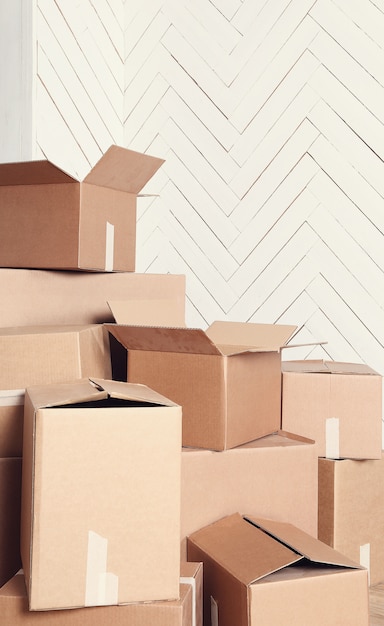 Verhuizen naar huis met kartonnen dozen