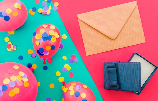 Gratis foto verjaardag wenskaart met confetti