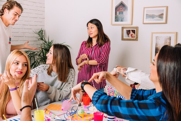 Verjaardagsfeest met een groep vrienden