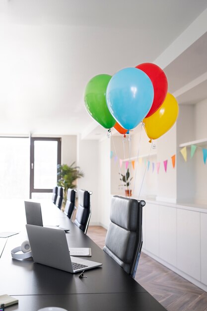 Verjaardagsfeestje op kantoor met ballonnen