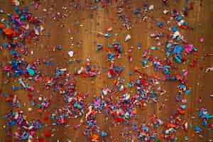 Gratis foto verjaardagssamenstelling met confetti