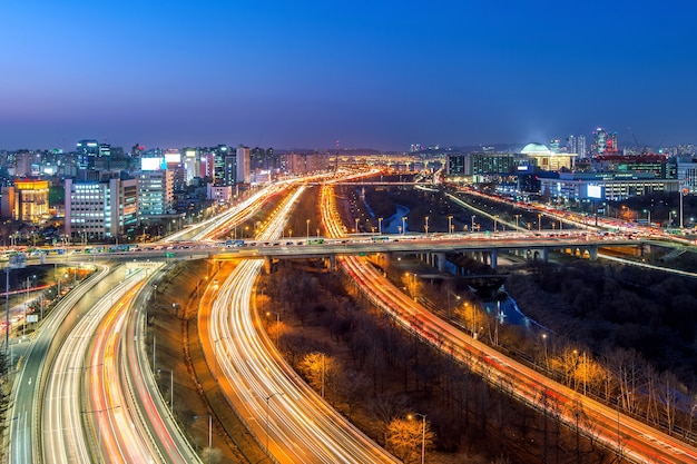 Verkeer in Singil district, Seoul Korea skyline in de nacht.