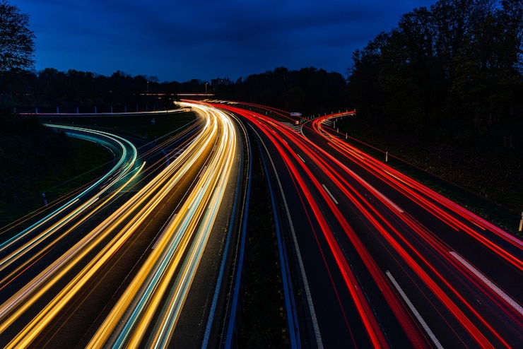 Gratis Foto verkeer met lange belichtingssporen van auto's