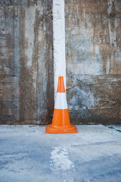 Verkeerskegel tegen muur