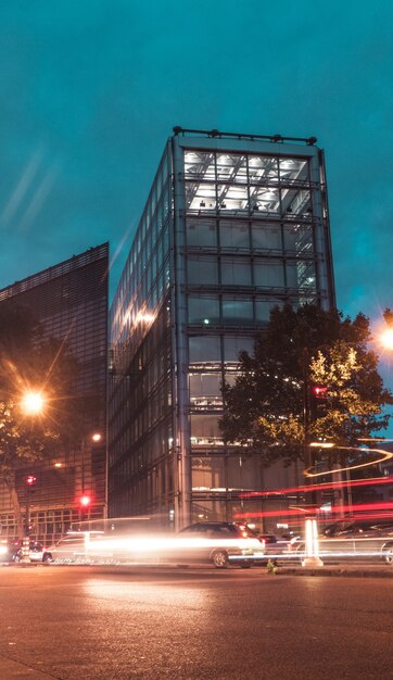 Verkeerslichten in de stad 's nachts