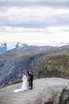 Verlaat de huwelijksceremonie op een rotsfragment in noorwegen genaamd troll's tong