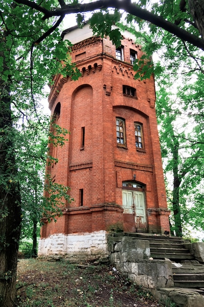 Verlaten watertoren gemaakt van rode baksteen