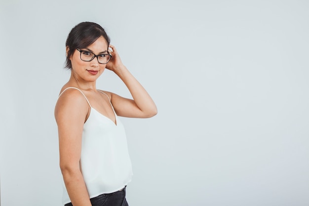 Verleidelijke yooung vrouw poseren