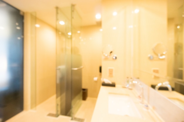 Verlichte badkamer met een grote spiegel