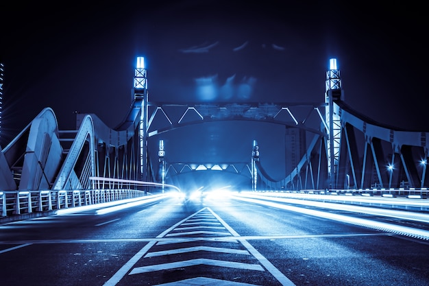 Verlichte brug met auto&#39;s