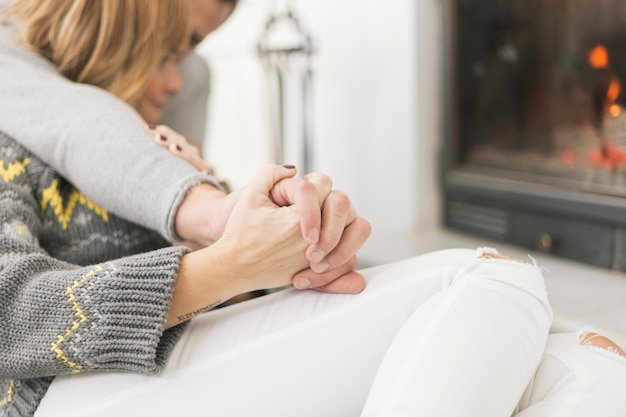 Verliefd paar knuffelen bij open haard