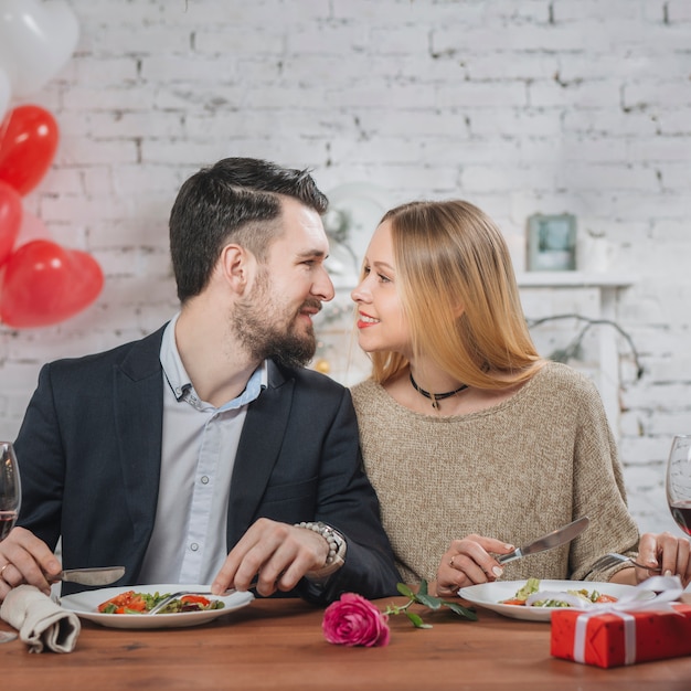 Verliefde paar aan tafel