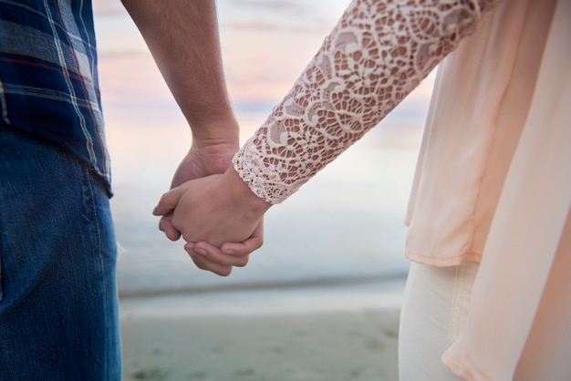 Gratis foto verliefde paar hand in hand samen