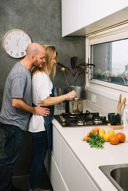 Verliefde paar in de keuken