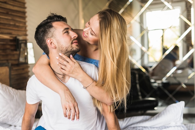 Gratis foto verliefde paar kijken naar elkaar