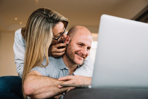 Verliefde paar met behulp van laptop