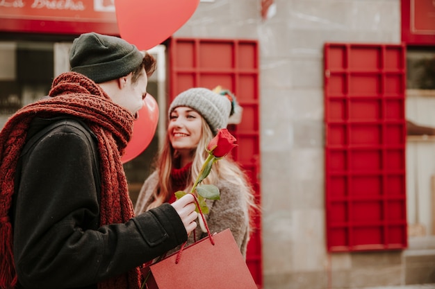 Verliefde paar met geschenken op straat