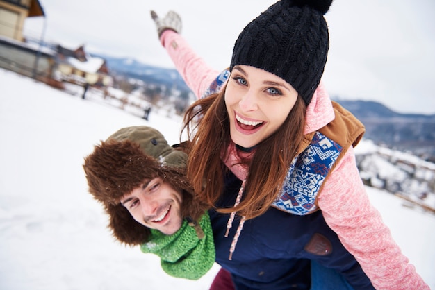 Verliefde paar tijdens wintervakantie